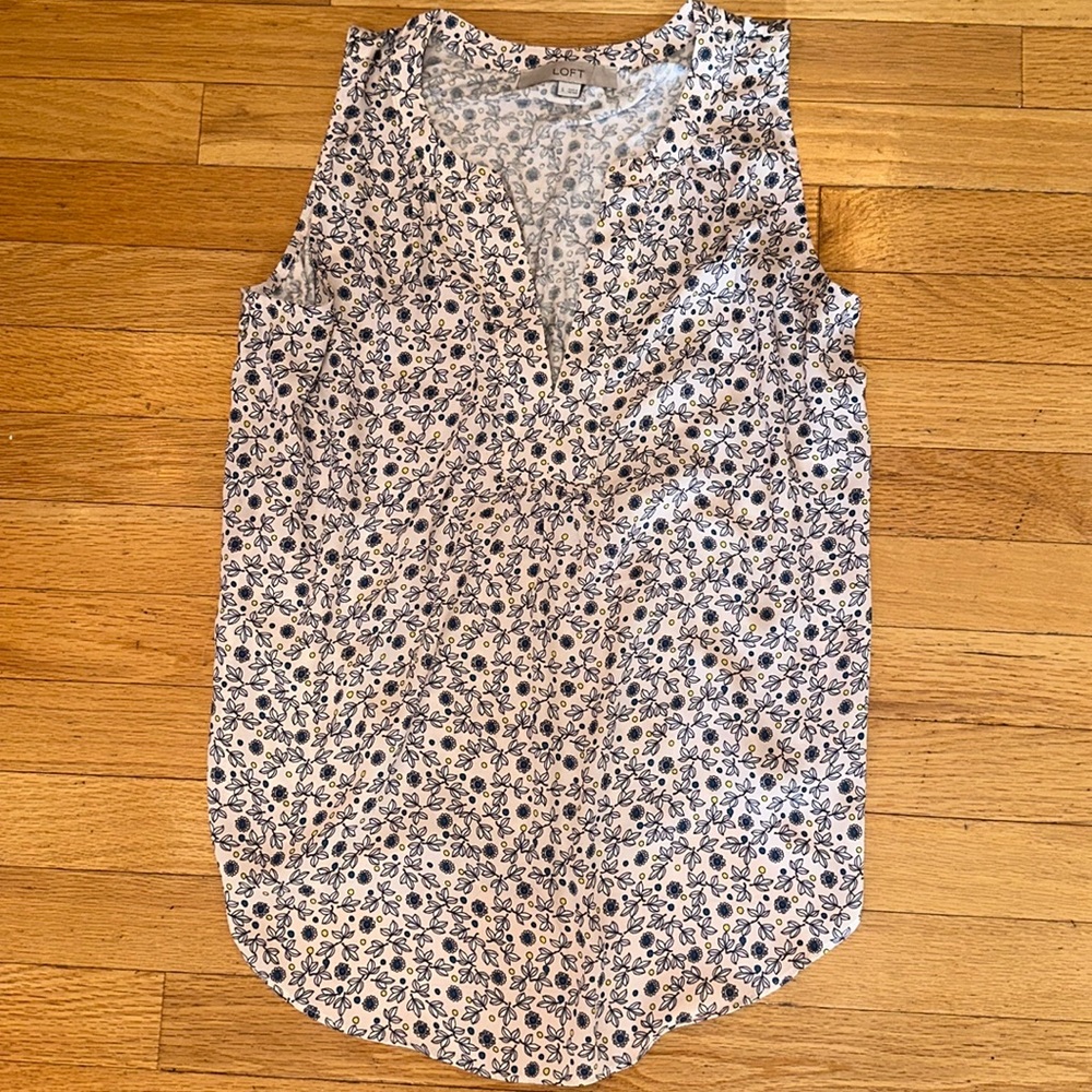 LOFT Tank Top Shirt Blouse Pink Floral Flowy Navy Rounded Hem V neck Size Small